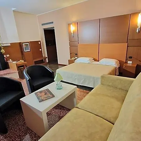Bella Italia Palace מלון 4*